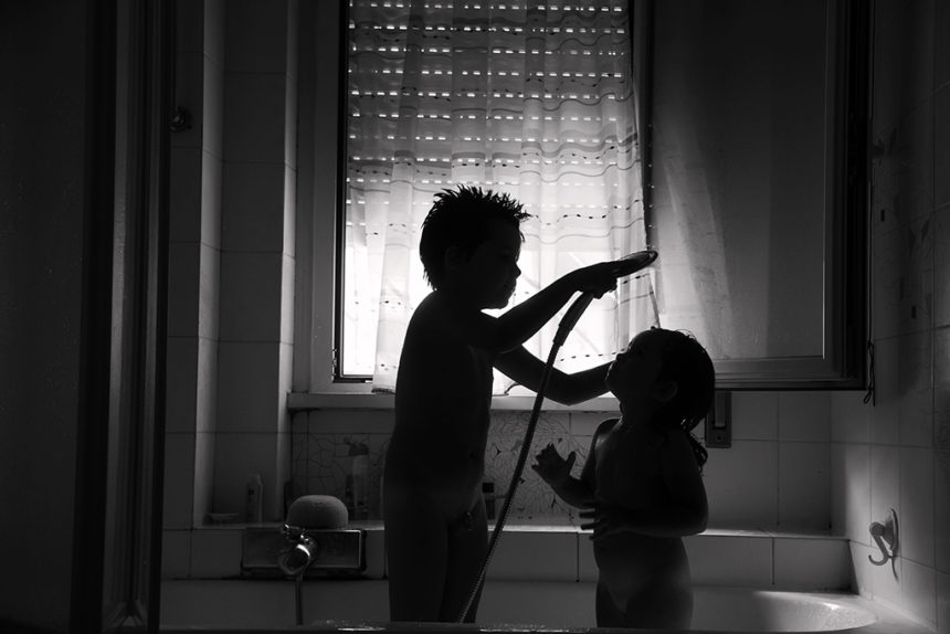 fratelli in controluce