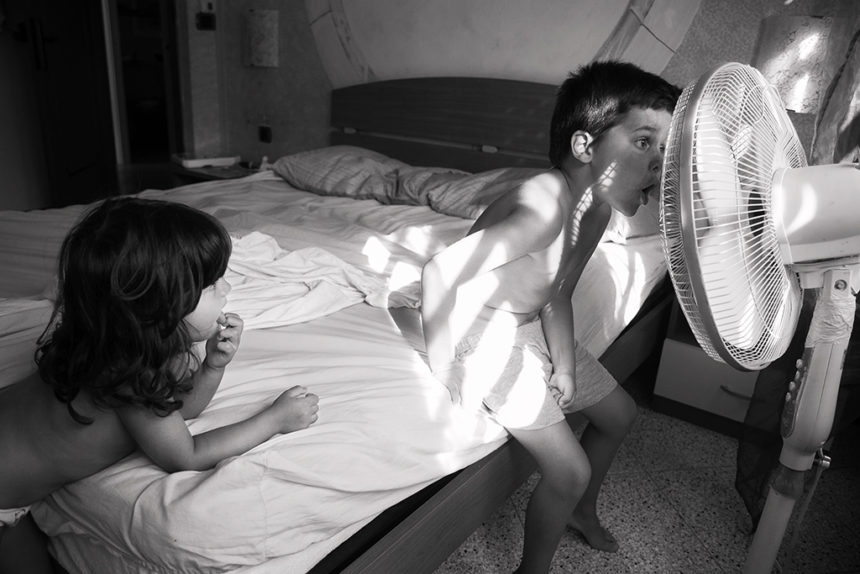 bimbi che giocano