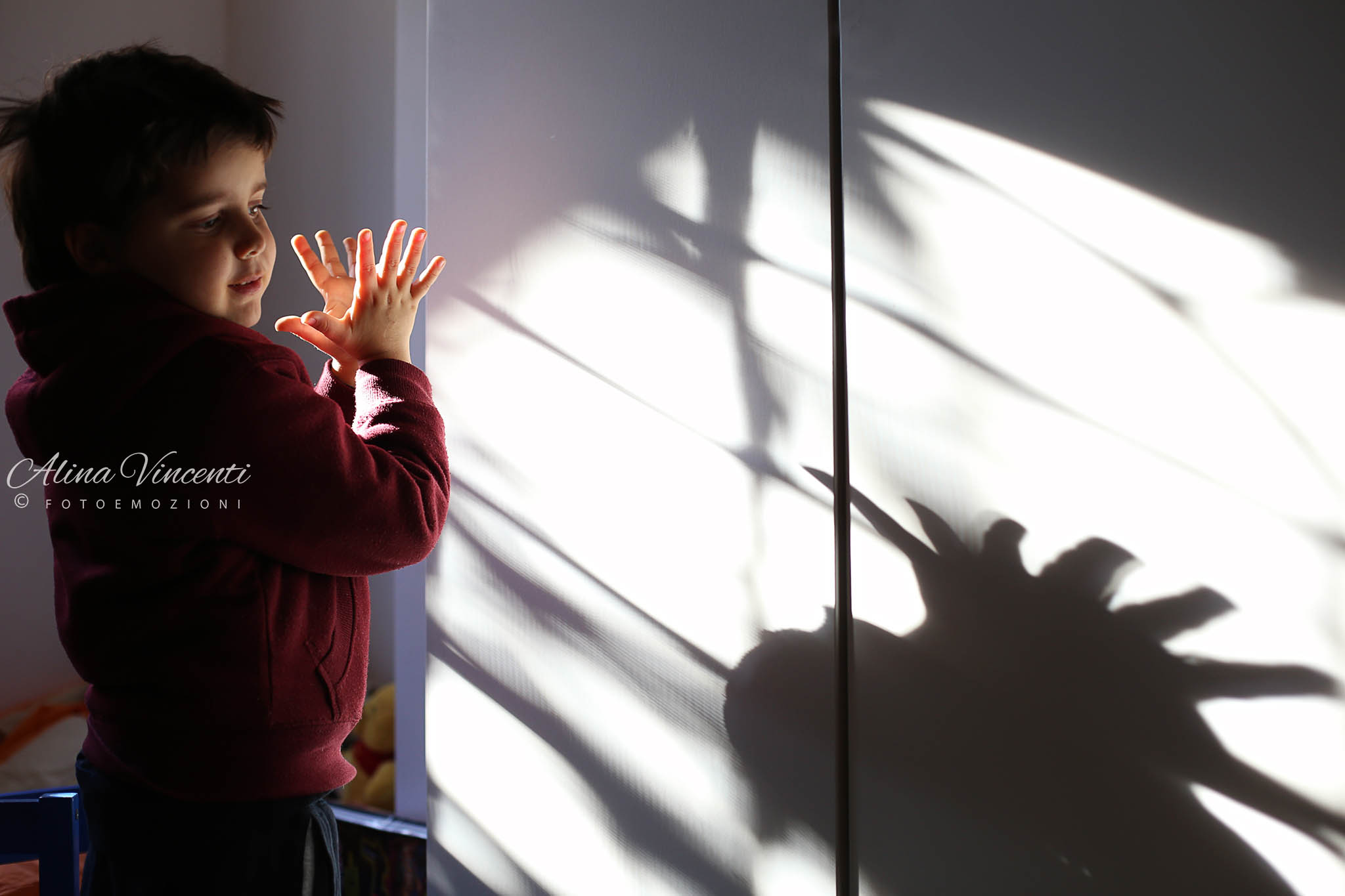 Come fotografare i bambini con modalità manuale Bimbo che fa le ombre cinese nella sua cameretta