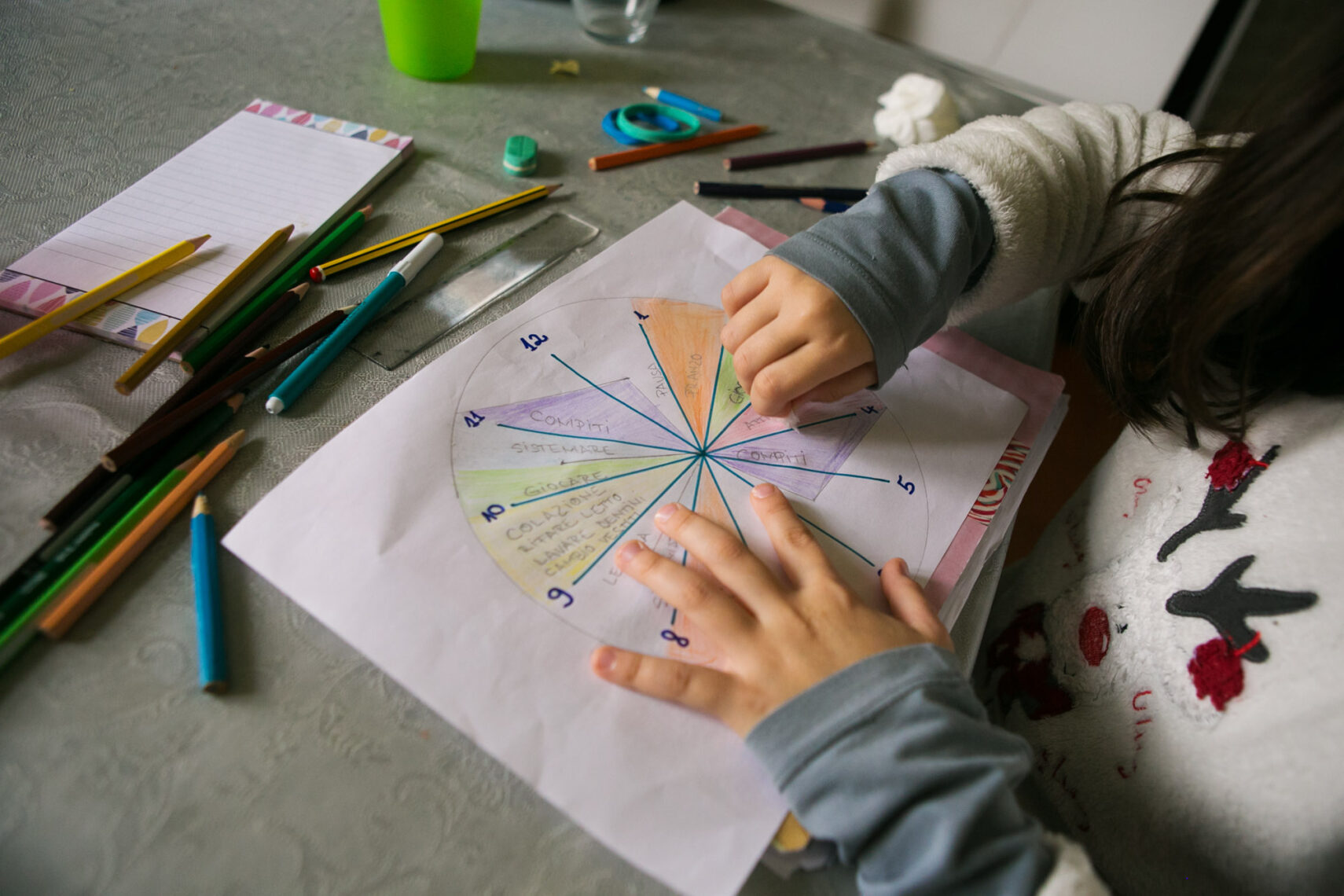 Bimba che scrive un orario