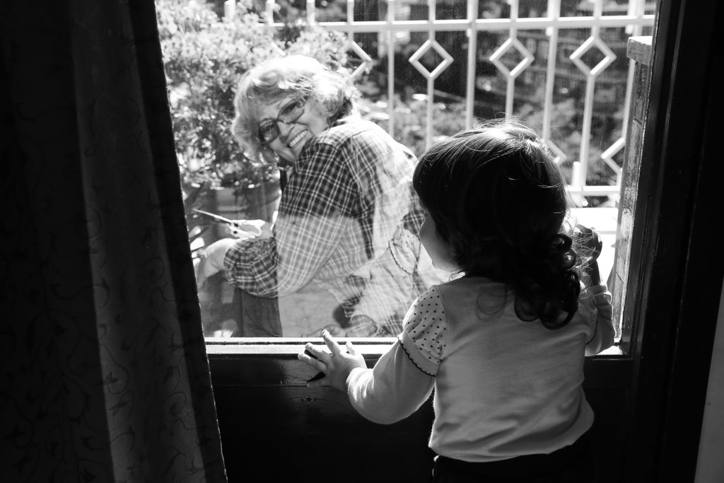 Lo scambio di sguardi tra Nonna e nipotina servizio fotografico di famiglia Roma