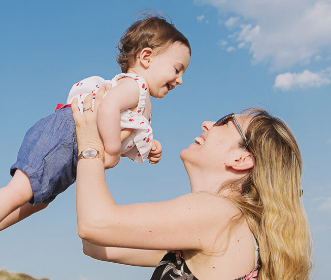 MAMMA che alza la bimba per aria