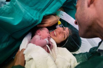 mamma felice dopo parto Bimbo appena nato parto cesareo