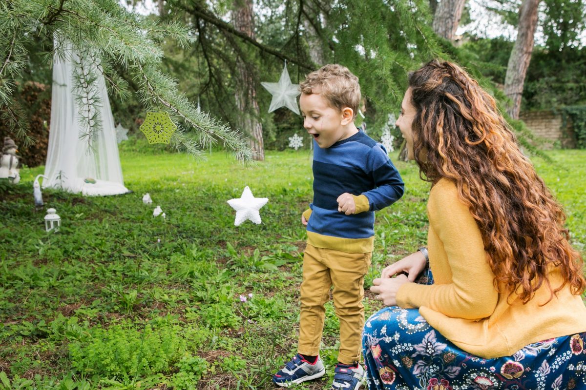 Mamma e bimbo nel bosco