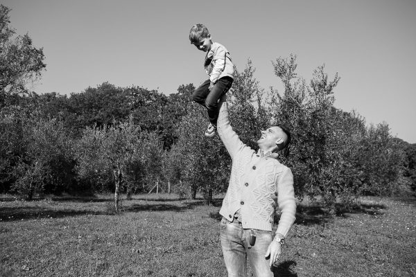 papà alza il figlio per aria