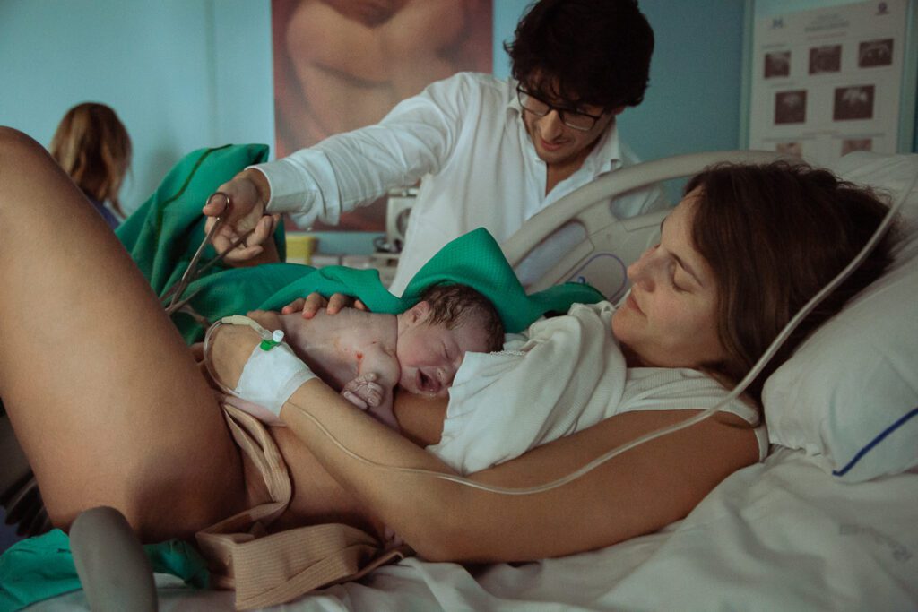 Papà in sala parto Papà taglia il cordone ombelicale al bambino appena nato