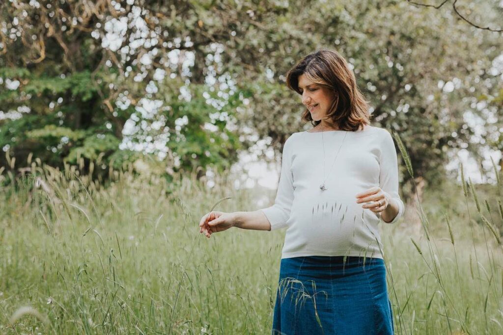 Una mamma sorridente durante un servizio foto di gravidanza Roma