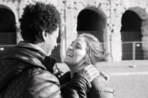 Alina Foto Emozioni – Fotografia di famiglia, coppie e nascite a Roma con uno stile autentico e documentaristico. Scatti emozionali che catturano momenti unici, dalle proposte di matrimonio ai reportage di nascita. Servizi fotografici intimi per preservare ricordi veri e raccontare storie attraverso immagini naturali e spontanee. Specializzata in ritratti senza pose forzate, emozioni genuine e connessioni autentiche. Scopri il portfolio con immagini di famiglie, matrimoni e progetti personali, realizzati con passione e sensibilità. Fotografa professionista a Roma dedicata a creare ricordi senza tempo.