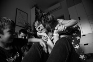 SERVIZIO FOTAlina Foto Emozioni – Fotografia di famiglia, coppie e nascite a Roma con uno stile autentico e documentaristico. Scatti emozionali che catturano momenti unici, dalle proposte di matrimonio ai reportage di nascita. Servizi fotografici intimi per preservare ricordi veri e raccontare storie attraverso immagini naturali e spontanee. Specializzata in ritratti senza pose forzate, emozioni genuine e connessioni autentiche. Scopri il portfolio con immagini di famiglie, matrimoni e progetti personali, realizzati con passione e sensibilità. Fotografa professionista a Roma dedicata a creare ricordi senza tempo.OGRAFICO DI FAMIGLIA
