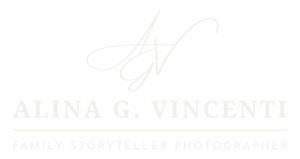 Il logo del sito Fotoemozioni della fotografa Alina Goroaia Vincenti specializzata nei servizi fotografici di famiglia a Roma