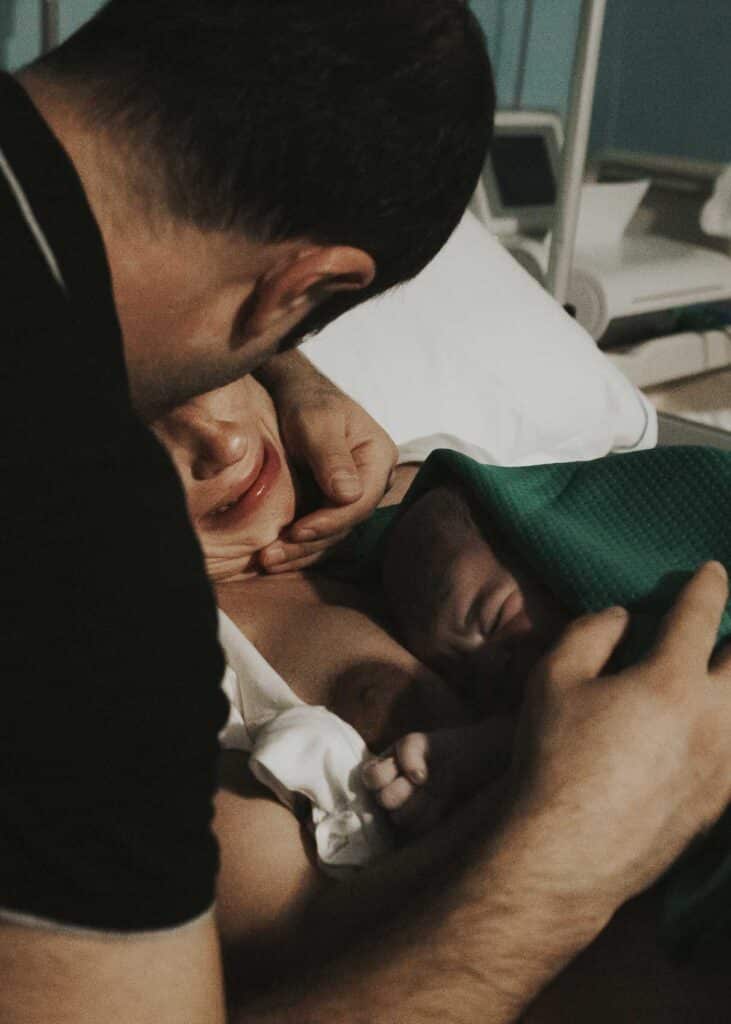 In questa foto di parto in un ospedale, una donna ha appena avuto la sua prima figlia