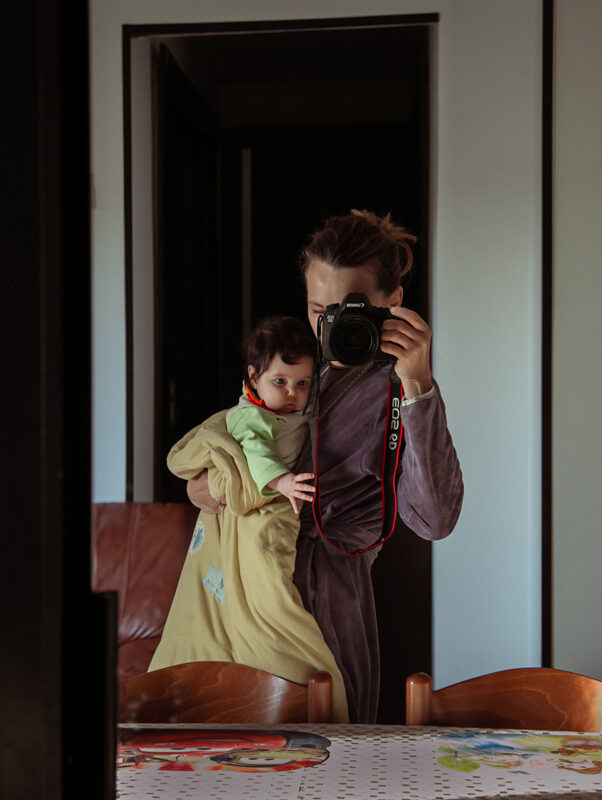 Una bambina con la sua mamma che è una fotografa di famiglia a Roma